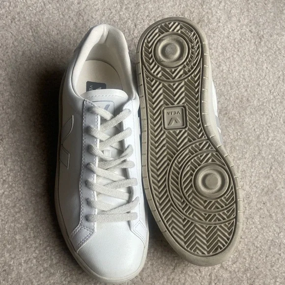 Veja URCA CWL White Silver Sneakers Women’s Size 9, Retail $135 - Picture 5 of 8